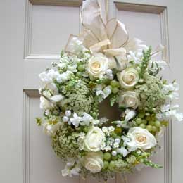 Ammi, sweet peas, roses and grapes door wreath